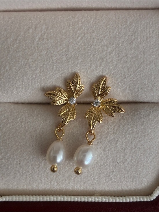Handmade Jewelry - Gold Leaf Pearl Drop Earrings - Unbranded